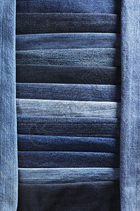 Denim牛仔裤布的背景由不同蓝织物制成色的细微差别制作图片
