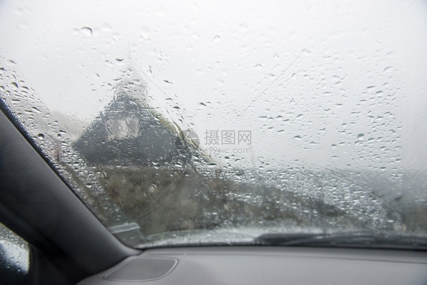 正面水雨天下时一辆大中的汽车前窗头面飞沫图片