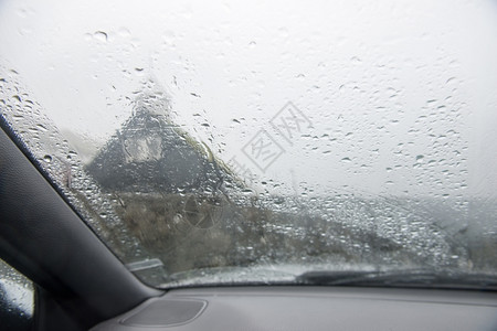 正面水雨天下时一辆大中的汽车前窗头面飞沫图片