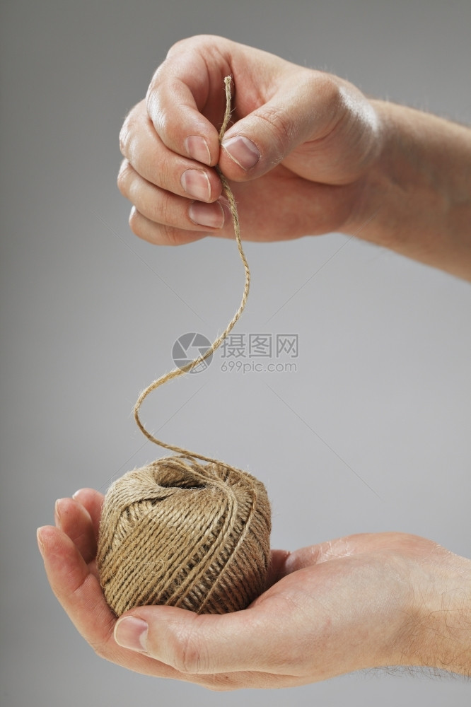 纺手握着一卷天然纤维弦马尼拉一种图片