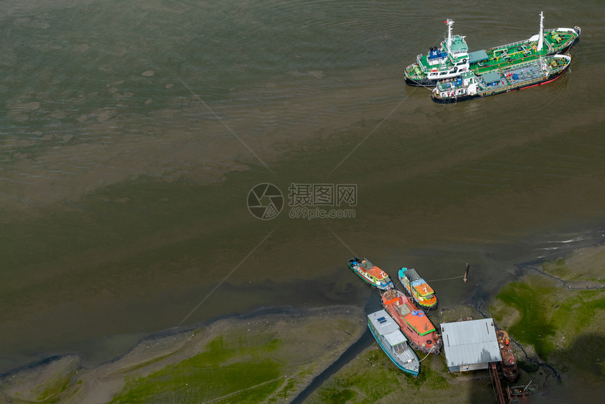 泰国曼谷披耶云停靠的船只图片