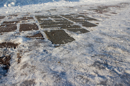 冰在人行道板上天典型的冬图片