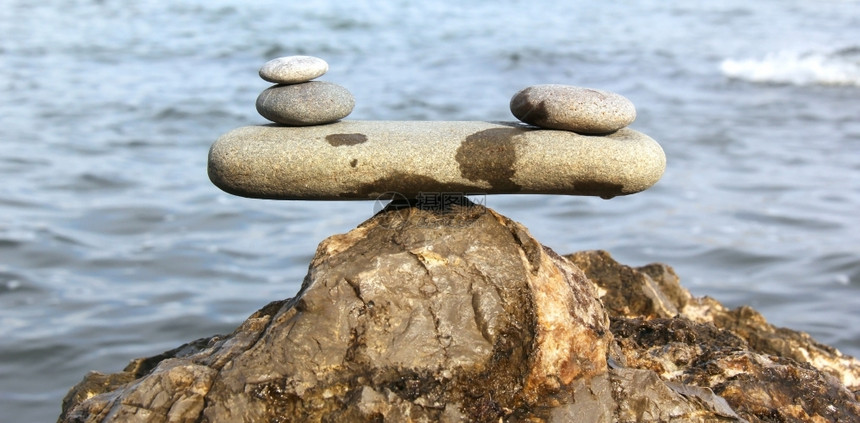 平衡符号天由各种形状的石头制成结自然图片