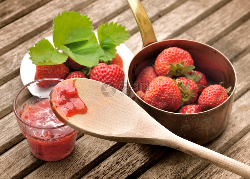 桌子上的草莓和果酱图片