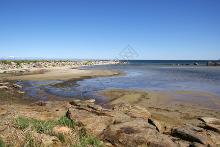 海景上方的石头在海岸边地平线景观图片