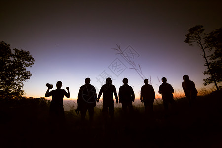 月光下的登山的人们背景图片