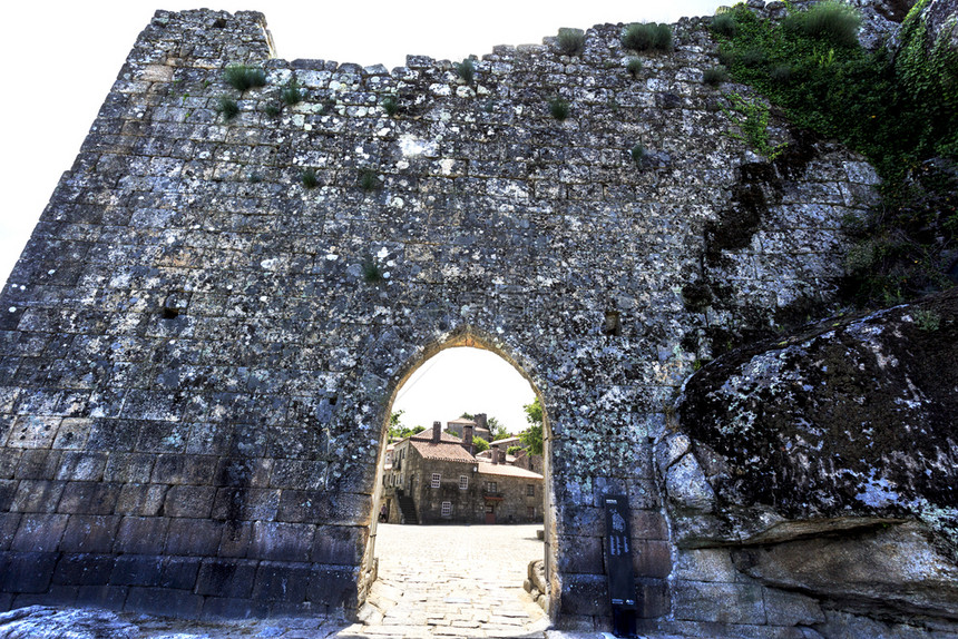 围墙结石索特尔哈镇门是葡萄牙中世纪城墙壁镇索德哈的主要大门图片