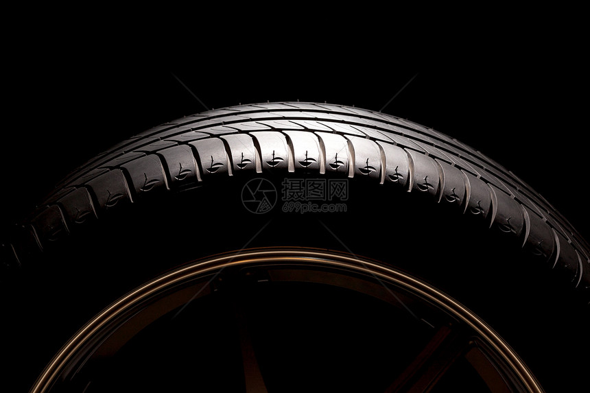 黑色背景的高能夏季汽车轮胎部分含黑色背景高的复制图片
