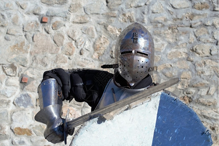 雇佣兵中世纪金属装甲和头盔雇佣军骑士战斗机背景图片