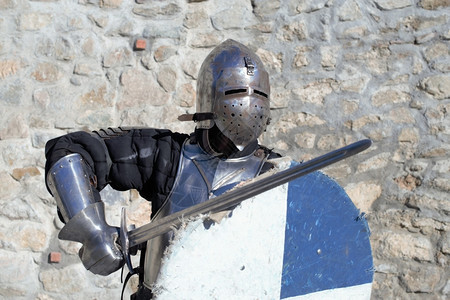 盔甲历史中世纪金属装甲和头盔雇佣军骑士盾高清图片