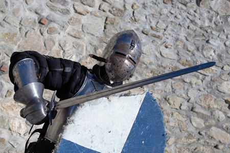 盔甲比赛战斗机中世纪金属装甲和头盔雇佣军骑士背景图片