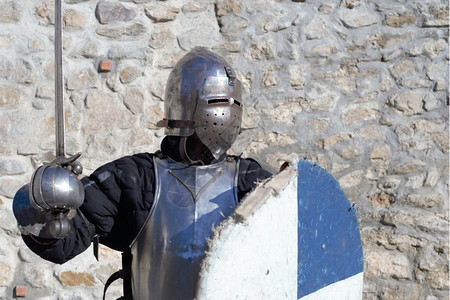 圣骑士盔甲历史中世纪金属装甲和头盔雇佣军骑士背景图片