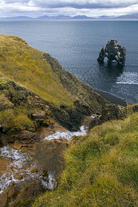 溪流冰岛北海岸的Hvitserkur海斯塔克和拱门艾伦地标图片
