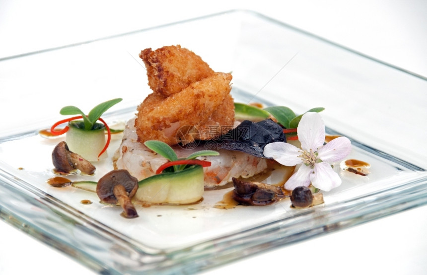绿色伞菌以鱼和花为装饰品的奢华食物健康图片