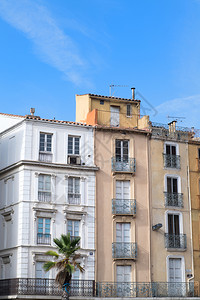 生活户外正面从法国城市纳邦的公寓里冒出来图片