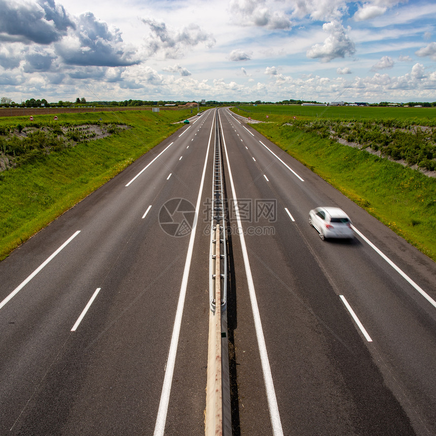 旅行速度驾驶汽车在高速公路上辆图片