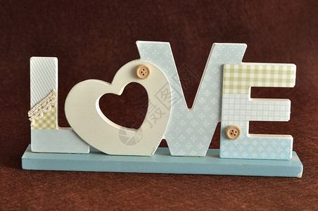 浪漫的二月情人节爱蓝字母与棕色背景隔绝庆典图片