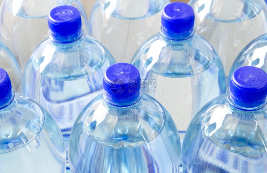 新鲜塑料水瓶背景蓝色的图片