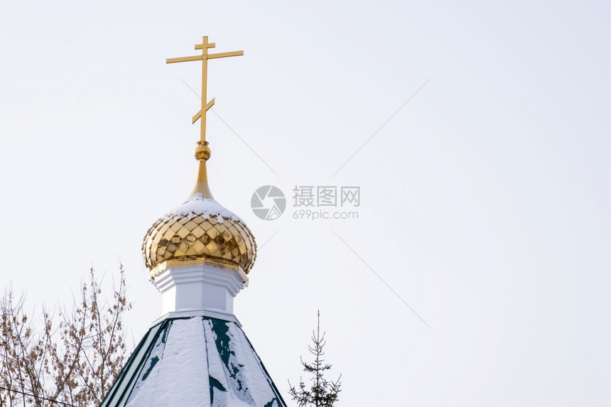 宗教的在寒冬日朝天对的金穹顶和教堂俄罗斯圆顶金的图片