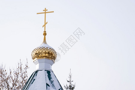 宗教的在寒冬日朝天对的金穹顶和教堂俄罗斯圆顶金的图片