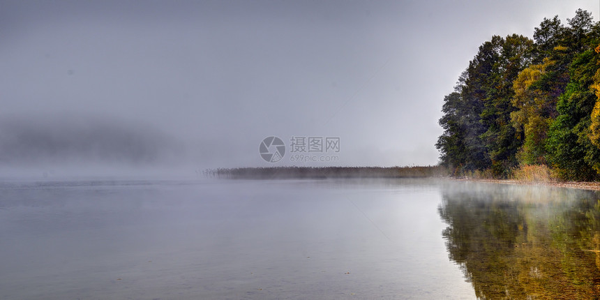 湖边泛起的薄雾图片
