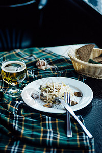 一种饮食健康在白盘上加酱汁的贝壳沙拉图片
