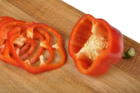 准备红胡椒片切在一个破旧的割板上植物健康图片