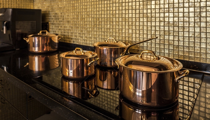 热炊具炉子上的铜锅厨房图片