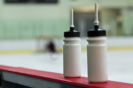 休息曲棍球竞技场板上的水瓶溜冰场一种图片