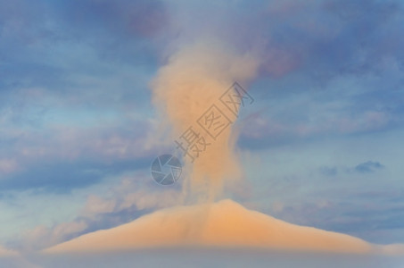 灰蒙天空中的云在火山形态中自然高积云图片