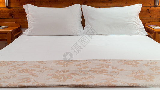 贝拉丘白色的一张有床单和两个枕头的皇后大床夜晚图片