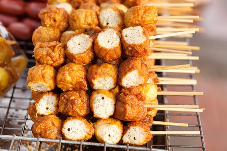 街头食品亚洲串小吃泰国肉丸开胃菜图片