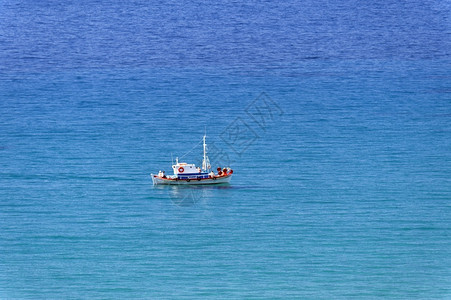 希腊语南部海上在爱琴的船图片