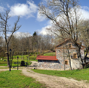 中世纪水磨坊农村场景春季木头结石描述图片