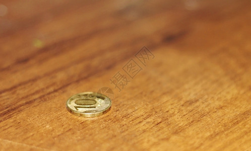 木头一个孤单的硬币放在桌上买铺设图片