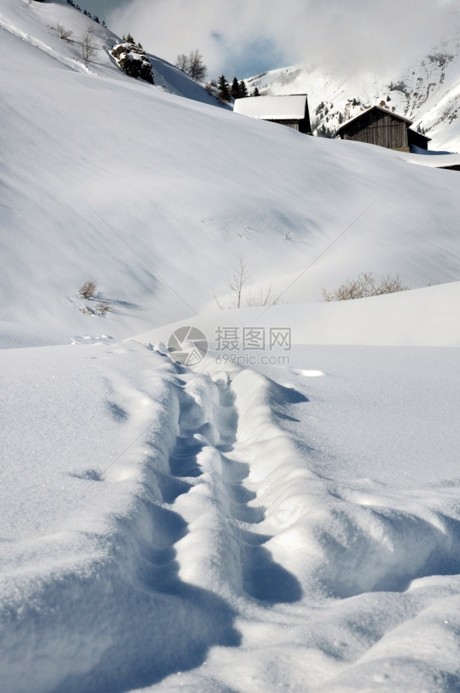 雪山村庄美景图片