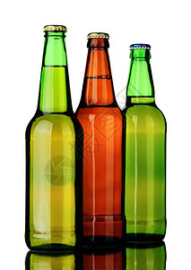 来自棕色和绿玻璃的啤酒瓶和白面上隔绝树贮藏啤酒一种图片