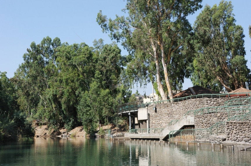 为了水自然约旦河上的Yardenit河基督的洗礼和徒朝圣之地图片