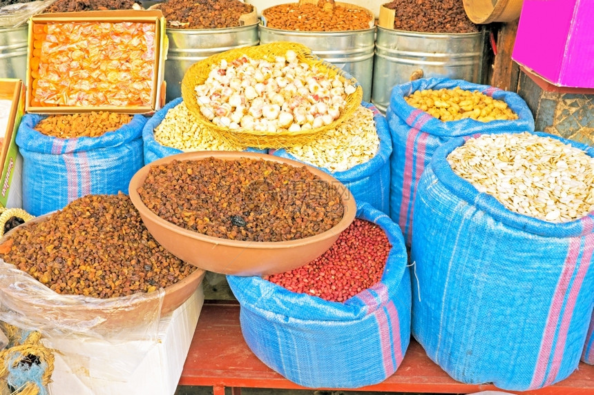 包非洲户外摩洛哥市场的无花果大蒜坚花生和葡萄干图片
