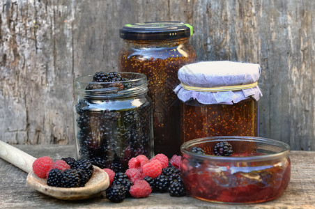 覆盆子果冻黑莓和草木底有玻璃罐子季节图片