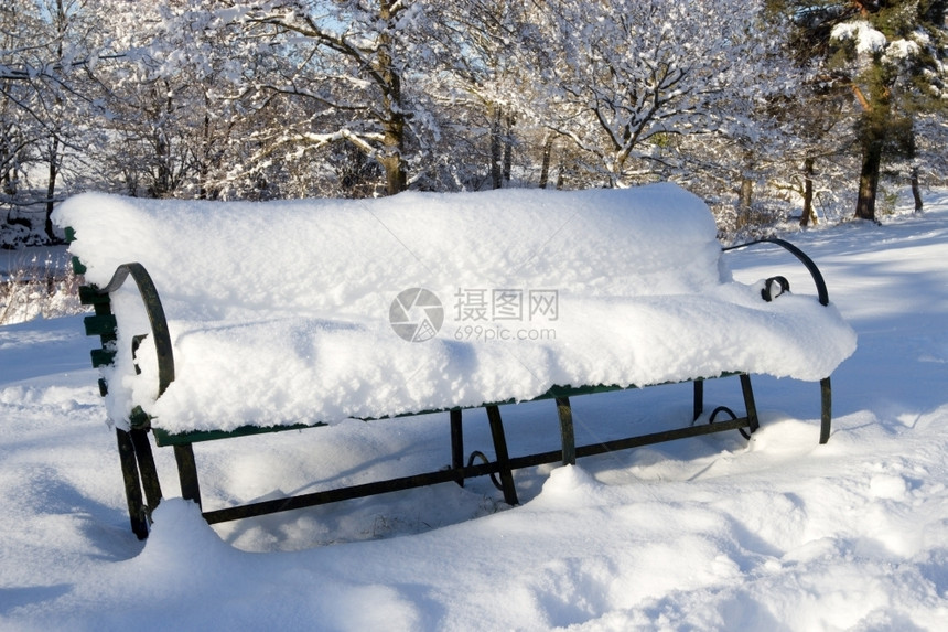 天气外部季节堆积着大雪的公园长椅图片