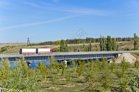 货车落下架桥和卡的风景照片夏天图片