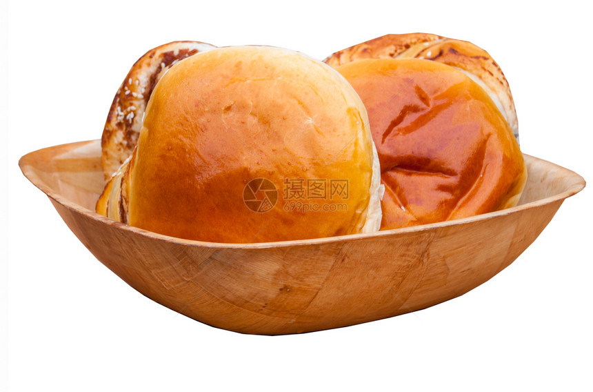 2块烤猪包放在白色背景被孤立的木托盘上糕点包子面店图片