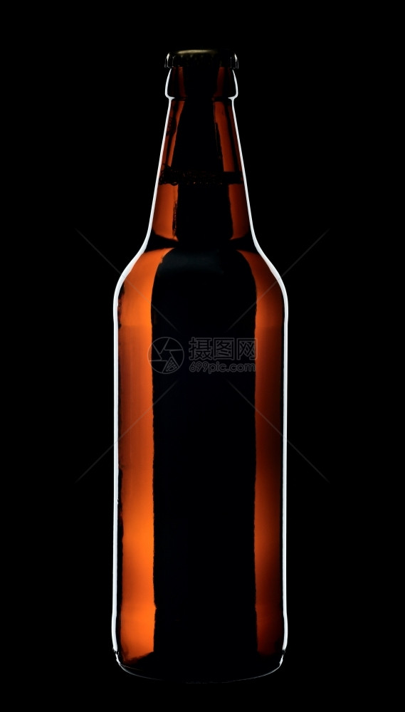 黑色的液体来自棕玻璃的啤酒瓶以黑色背景与世隔绝图片