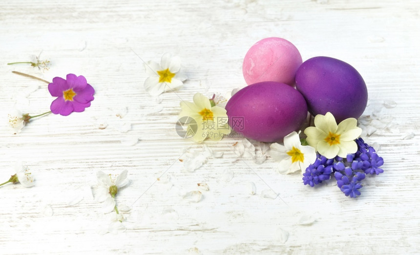 假期在春花和瓣的桌上以粉色和紫漆成东方鸡蛋春天室内的图片