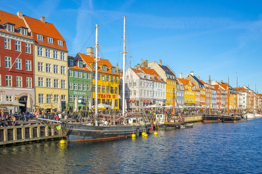 欧洲丹麦哥本哈根2017年5月日丹麦哥本哈根市Nyhavn码头城市景观游客图片