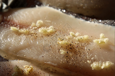 拉罗皮亚的苦辣椒盐和大蒜新鲜的爬坡道生图片