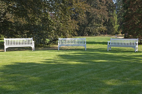 割草上市夏天公共园的三张白凳子图片