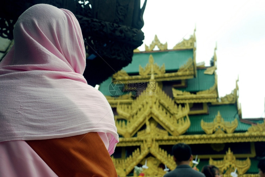 美丽的历史一位将参观缅甸美丽塔的佛教徒妇女她即将前往缅甸访问女图片