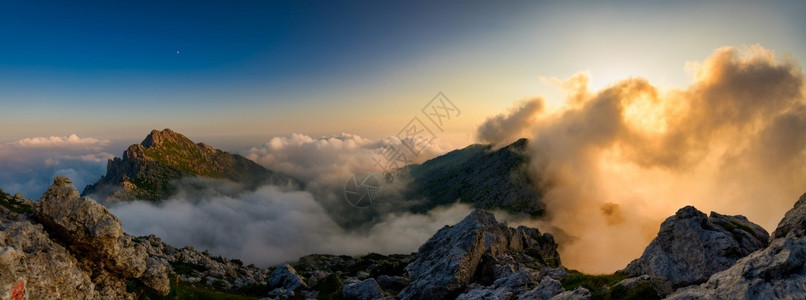 壮阔伟丽的山间风景背景图片